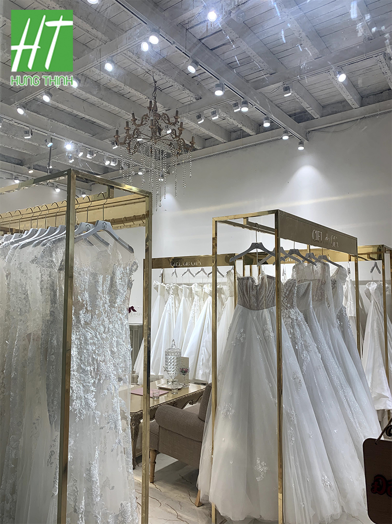 Giá treo váy cưới hoạ tiết  Manocanh Hoàng Minh
